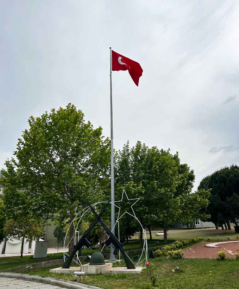 Manisa Batı Kışla 1.Komando Eğitim Tugayı Galvaniz Bayrak Direği