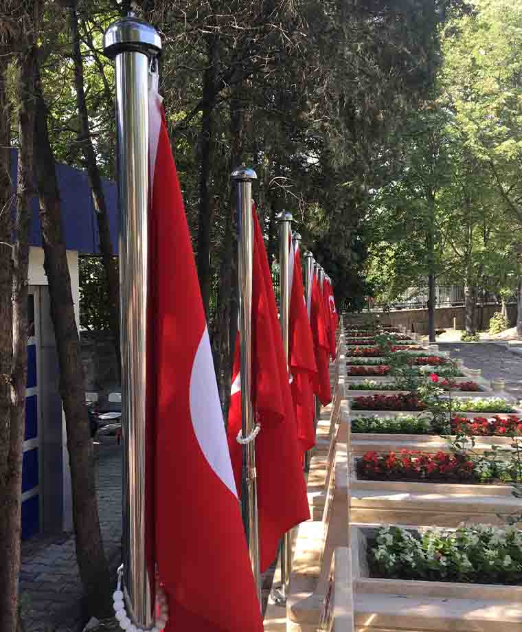 Albayrak Sırtı Şehitliği Paslanmaz Bayrak Direği