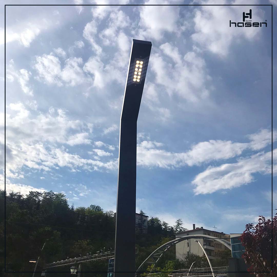 Kompozit aydınlatma direğinin dış mekandaki yakın plan uygulaması